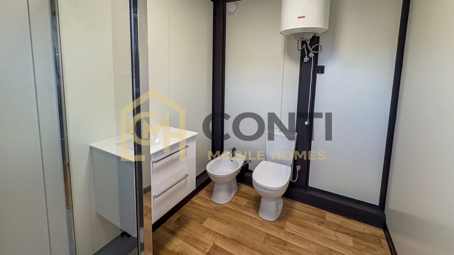 łazienka w kontenerze mieszkalnym z WC, umywalką i bojlerem