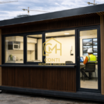 Kontener budowlany z biurem, magazynem oraz zapleczem technicznym dla zespołu budowlanego