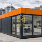 Nowoczesny kontener budowlany z elewacją lamelową i przeszklonym biurem kierownika budowy