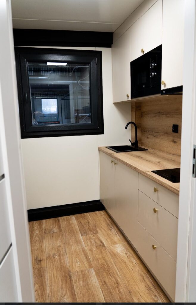 Kontener 7x3 z zapleczem socjalnym i klimatyzacją (4)