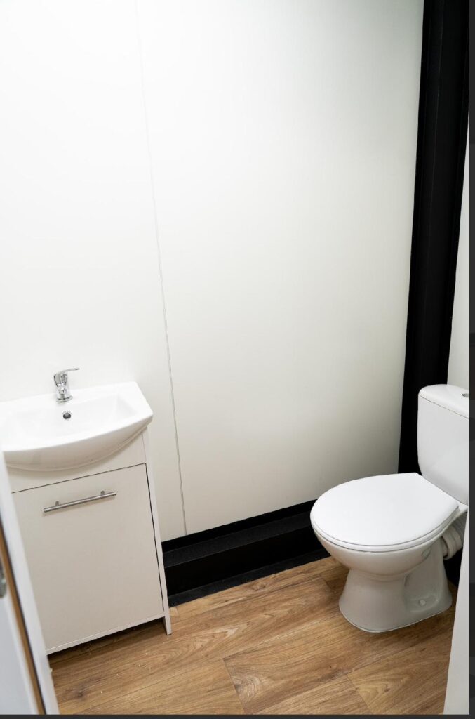 Kontener 7x3 z zapleczem socjalnym i klimatyzacją (5)