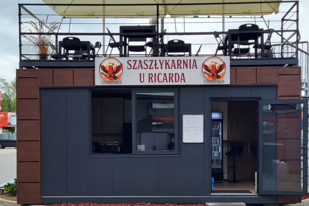 kontener gastronomiczny z tarasem na dachu (7)