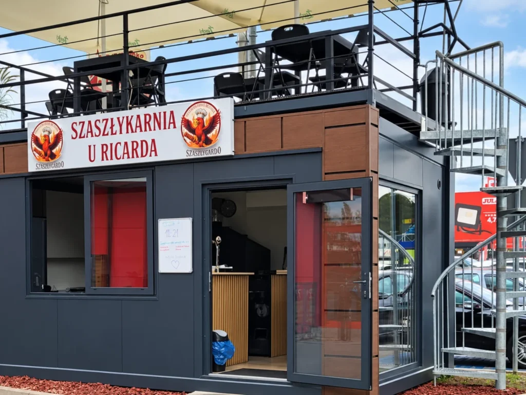 kontener gastronomiczny z tarasem na dachu